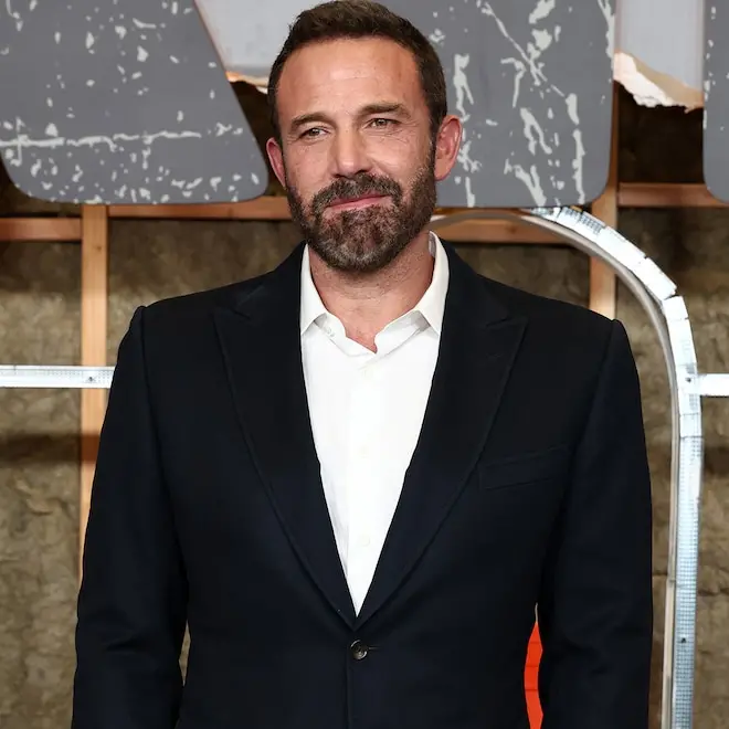Ben Affleck confirmou que mostrou nudez frontal na cena do chuveiro em Garota Exemplar. O fato chama atenção pra como a…