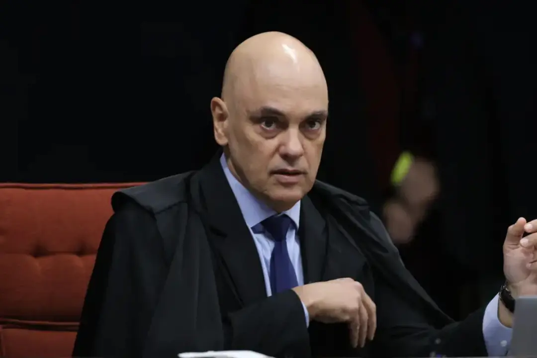 Moraes determinou a intimação de Bolsonaro sobre a cobrança da Receita Federal referente às joias sauditas. A questão f…
