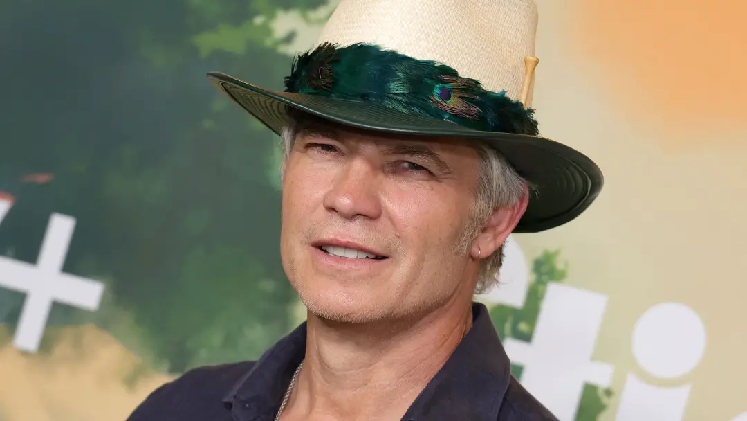 Timothy Olyphant está de volta com uma série de 10 episódios na Apple TV, após aparições em Deadwood e Justified. Curto…