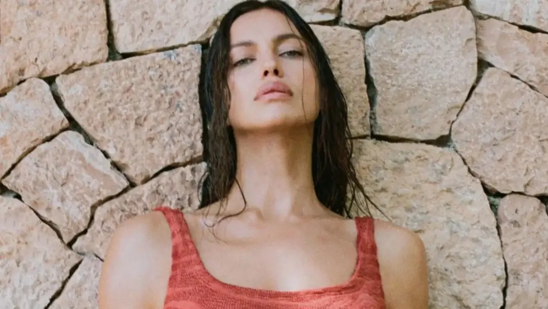 Irina Shayk apareceu em Ibiza com um maiô terracota da coleção Resort 27 da Hunza G. Ver a arte em movimento sempre me …