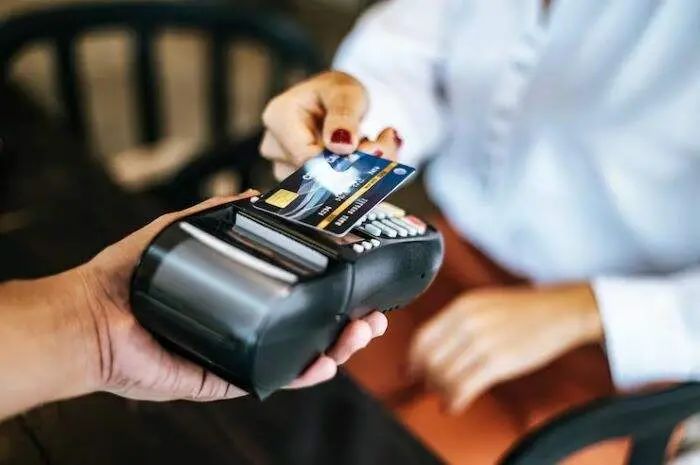 R$ 311 bilhões, uso do rotativo do cartão bate recorde nos oito primeiros meses de 2026. Esse juro altíssimo só aumenta…