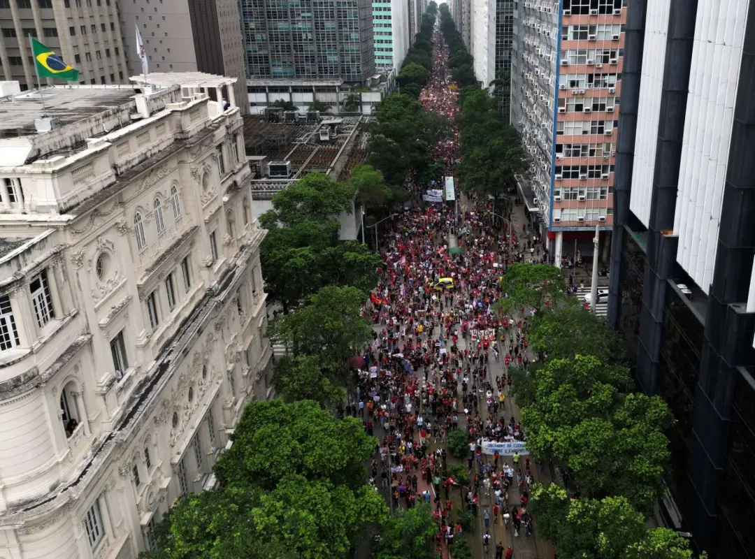 Centro do Rio de Janeiro, ato com estudantes a favor de Lula nesta quarta, 7 de outubro. Defender pautas como valorizaç…