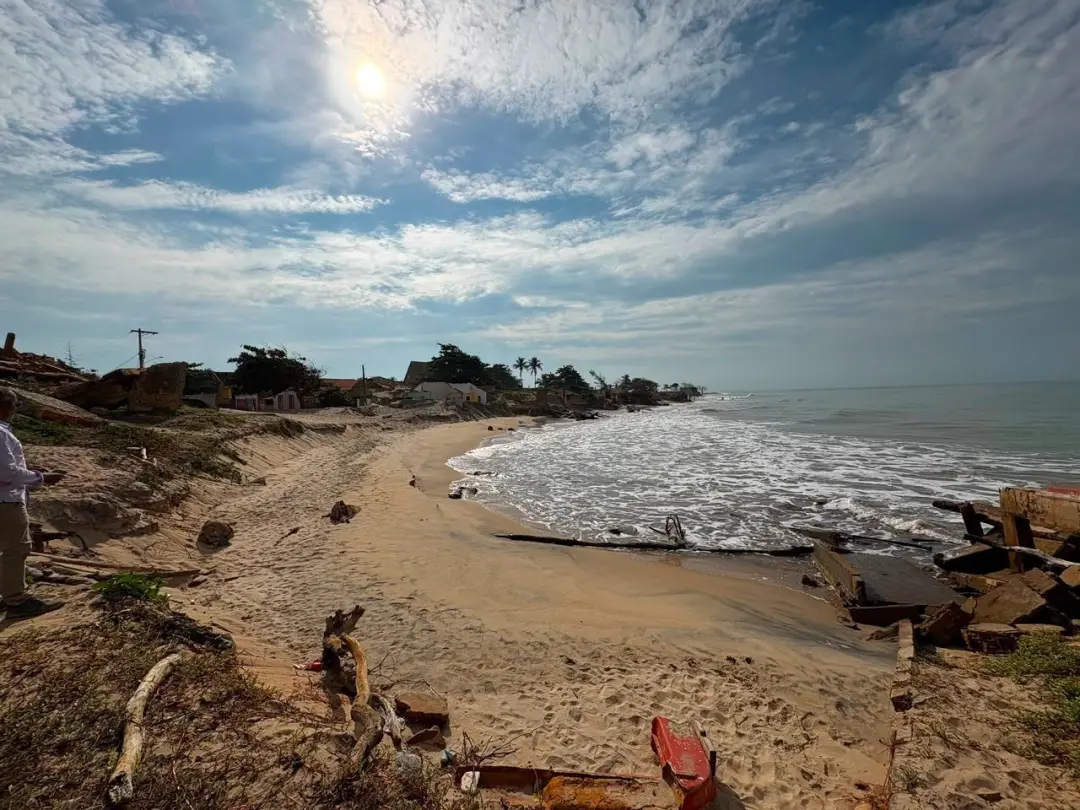 Atafona e Açu, em São João da Barra, têm erosão costeira investigada após décadas de avanço do mar que levou mais de 50…