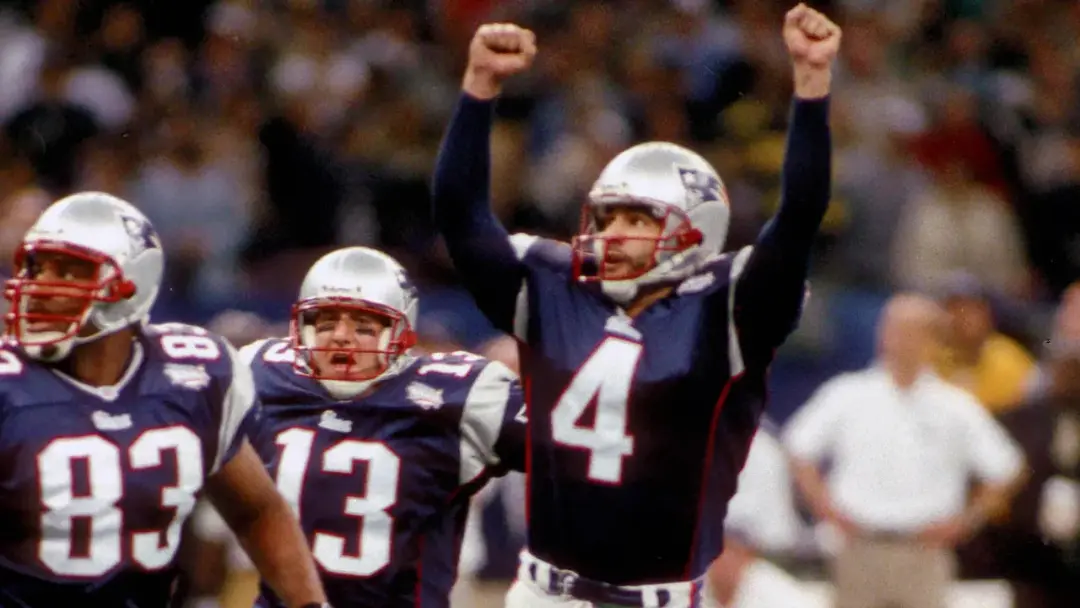 Patriots homenageia Adam Vinatieri em jogo contra Raiders, entregando a ele o Anel de Excelência da Hall da Fama. Recon…