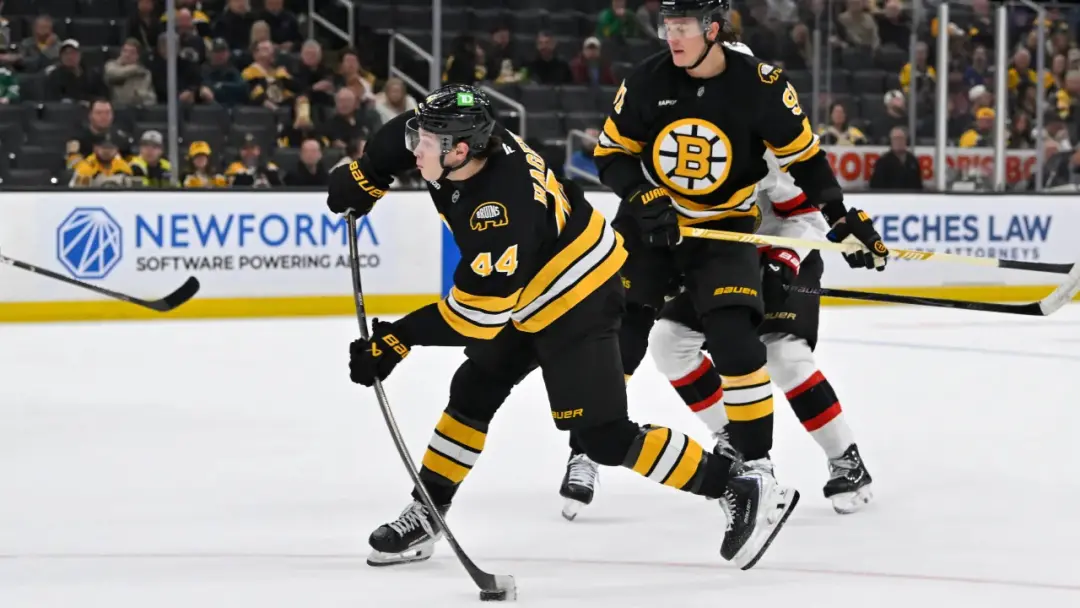 James Hagens, jovem jogador dos Bruins, foi testado em um novo trio de ataque no treino, com Elias Lindholm e Casey Mit…