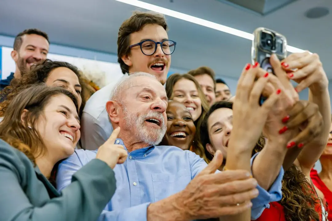 Deputados jovens cobraram de Lula propostas para o futuro, dizendo que só falar de biografia não garante voto. A gente …