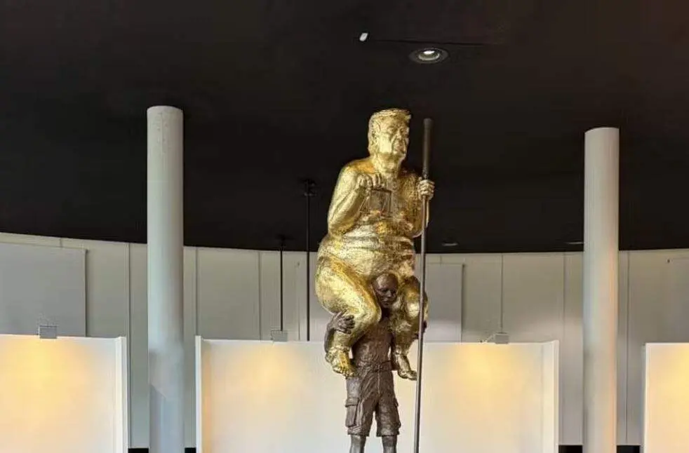 Estrasburgo, França: uma estátua dourada e nua de Trump foi instalada no Parlamento Europeu. O artista diz ser um grito…