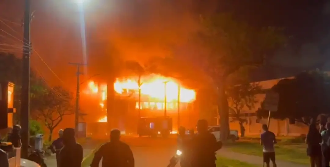 Incêndio atingiu prédio da UFPE, na Cidade Universitária, e o reitor estima perda de equipamentos em R$ 100 milhões. O …