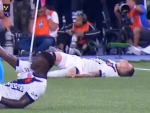 Atacante do Vasco desmaiou e foi retirado de maca durante o jogo contra o Botafogo. A cena no gramado me fez pensar na …