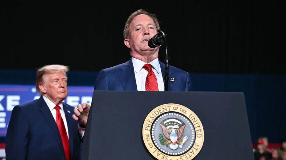 Ken Paxton questionou a ausência de James Talarico em 11 dias durante o comício de Donald Trump em San Antonio. A campa…