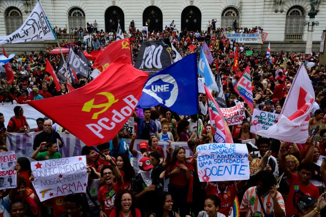 Milhares de pessoas foram às ruas no Rio de Janeiro contra a candidatura de Flávio Bolsonaro para o segundo turno. A ga…
