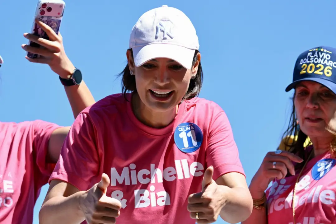 Michelle Bolsonaro vai para o Amazonas com Flávio em campanha. É um movimento para tentar reverter a vantagem que Lula …