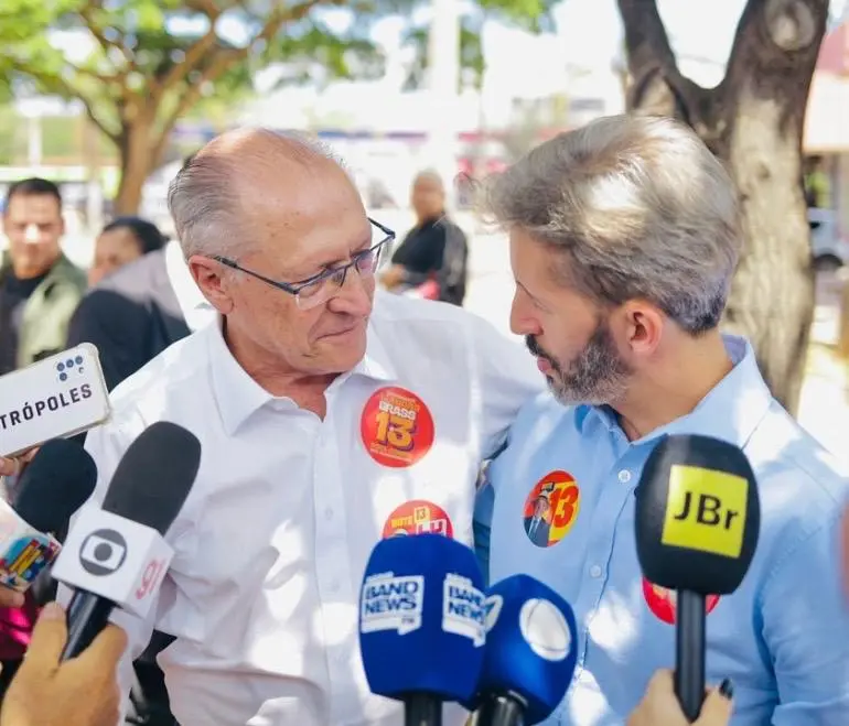 Leandro Grass com Alckmin em Ceilândia. Ele disse que prometeu apoio financeiro aos pequenos empresários e criticou a r…
