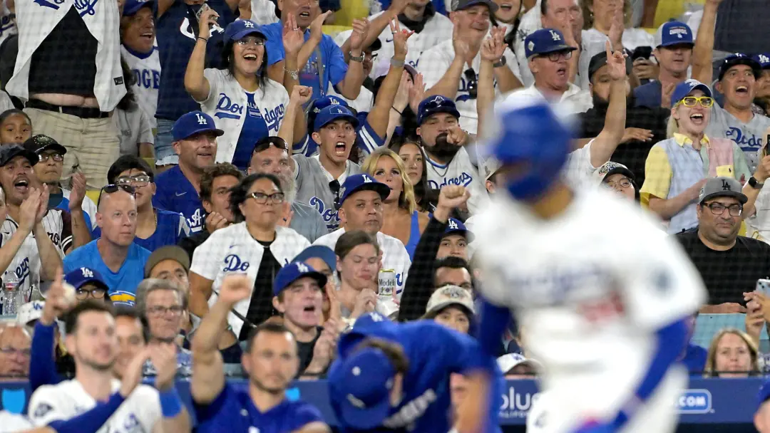 Truist Park em Atlanta, no jogo 3 dos NLDS, um torcedor dos Dodgers ficou com a bola de jogo em vez de dar para um jove…