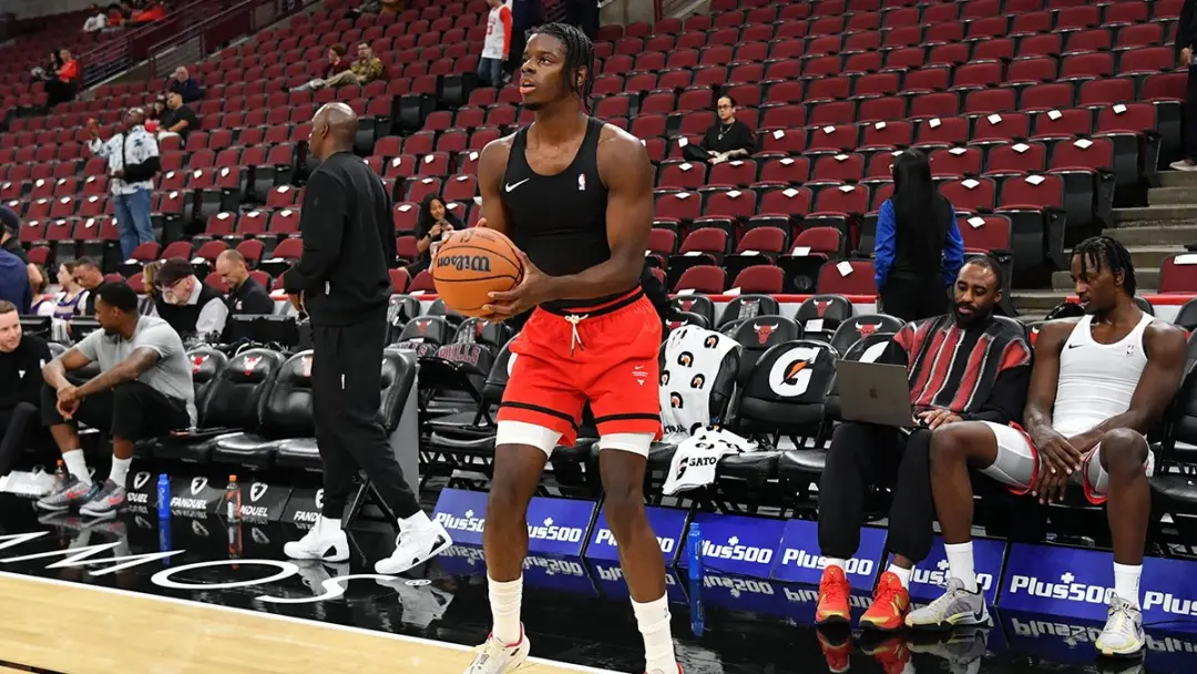 Caleb Wilson fez seu primeiro arremesso com os Bulls no United Center, um fadeaway de giro no primeiro quarto, quando o…