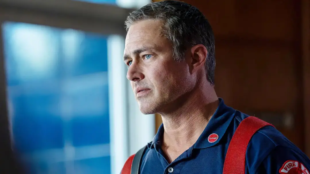 Chicago Fire temporada 15 teve a estreia com resolução de cliffhanger de incêndio, mas os desfechos falharam. Com saída…