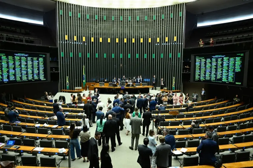 Cláusula de barreira e fim das coligações proporcionais continuam a ajustar o quadro partidário brasileiro. Isso força …