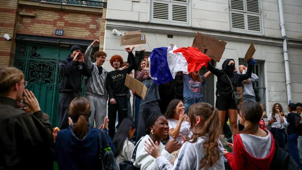 Estudantes de ensino médio e universidade na França pedem novos protestos por mais recursos. Ações vêm dois dias após m…