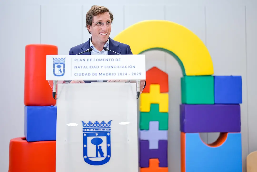 Madrid, 84% das famílias em lista de espera por bolsa de creche privada, mesmo cumprindo os requisitos de renda. A medi…
