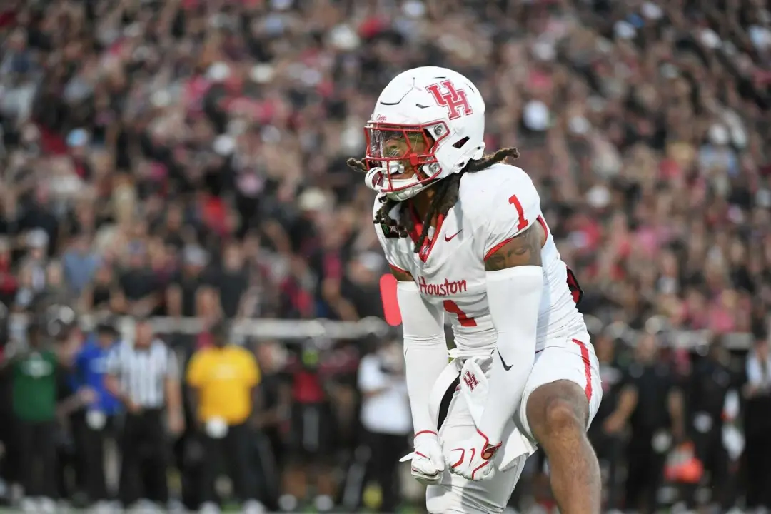 Jaden Yates, líder de tackles do UH, está fora do jogo contra o Kansas State por lesão na perna. Essa perda afeta a lin…