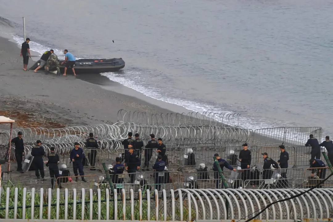 Ceuta teve um aviso falso de entrada de 200 a 800 migrantes, enquanto relatos diziam que 800 pessoas teriam chegado por…