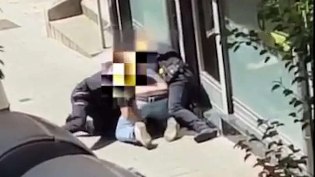 Santurtzi, Bizkaia, teve um jovem chamado Ander Sáenz que morreu dois dias depois de ser imobilizado pela polícia local…