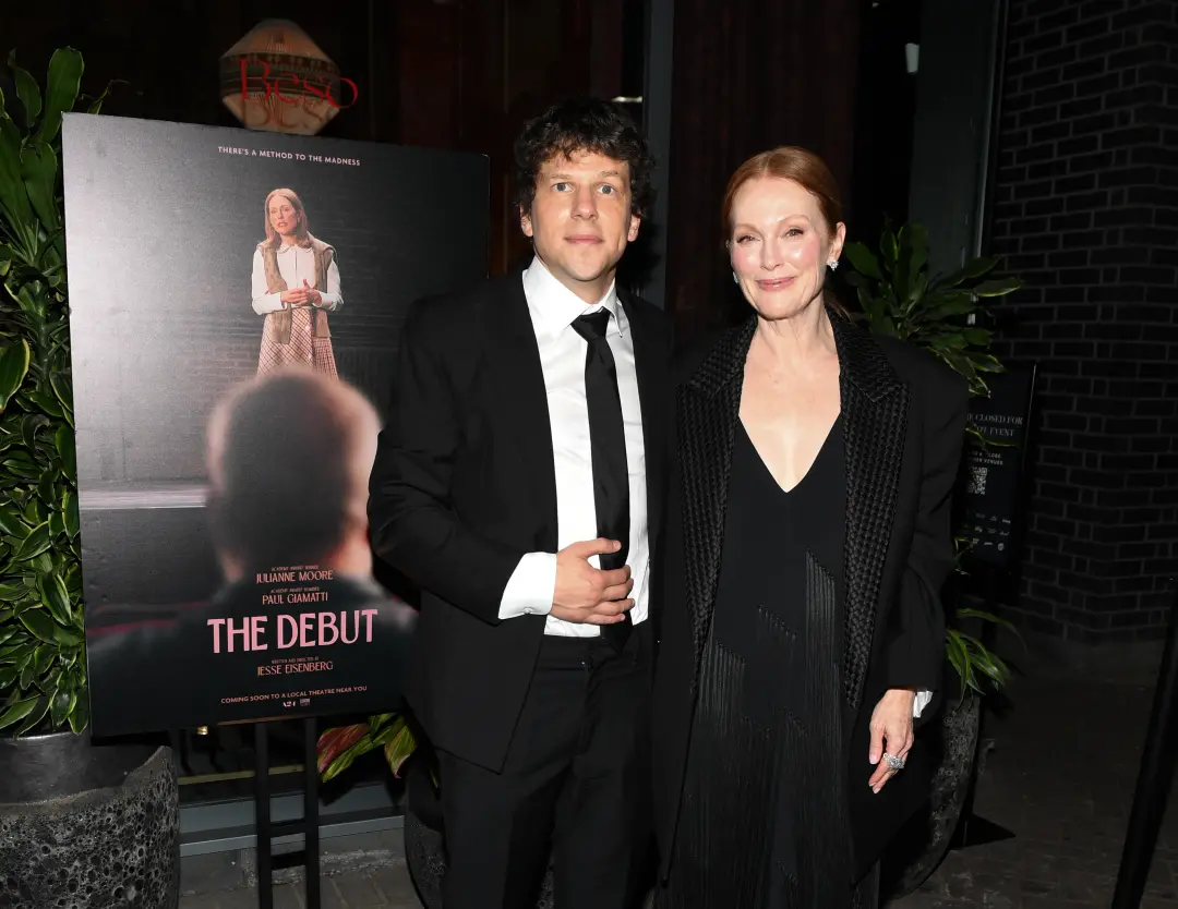 Alice Tully Hall no Upper West Side teve a estreia de The Debut, terceiro filme de Jesse Eisenberg. Ele elogiou a perfo…