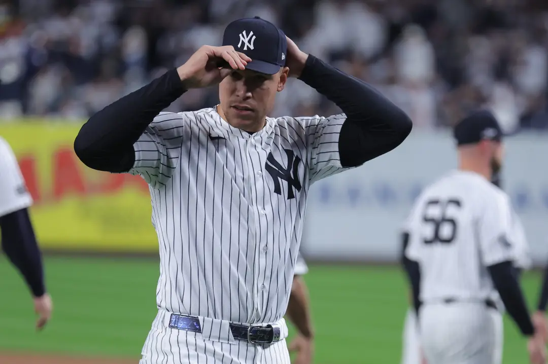 Aaron Judge no banco enquanto Rays celebram o ALCS no campo dos Yankees. É a dura realidade de ver oportunidades perdid…