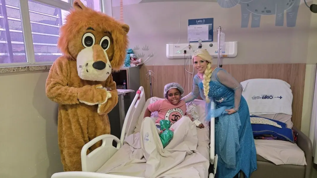 Mais de 30 crianças do Hospital Souza Aguiar receberam presentes e tiveram uma manhã especial de celebração pelo Dia da…