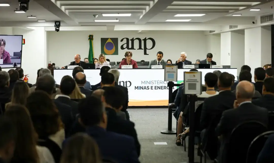 Três bilhões arrecadados nos leilões da ANP com a venda de 49 blocos. Acho importante porque os R$ 4,5 bilhões previsto…