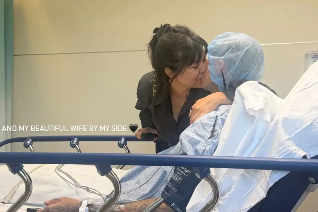 Kourtney Kardashian e Travis Barker foram vistos se beijando no leito de hospital enquanto ele falava de sua esposa. Es…