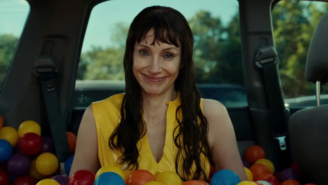Jessica Chastain no terror Outra Mamãe, com 50 sustos confirmados pelo diretor em 94 minutos. O filme foca na menina as…