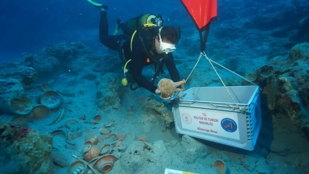 Louças de luxo de 2.100 anos foram achadas em naufrágio no Mediterrâneo, na costa de Adrasan, Turquia. As peças mostram…