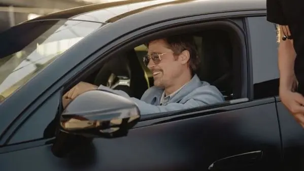 Brad Pitt, no comercial da Mercedes-AMG, insistiu em repetir a tomada mesmo depois de concluída. Essa teimosia dele faz…