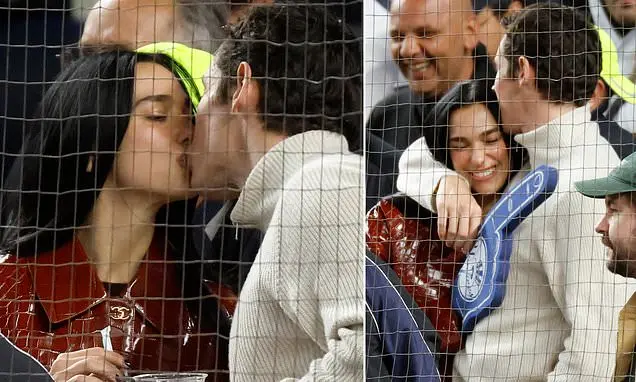 Dua Lipa e Callum Turner mostraram afeto no Yankee Stadium, em Nova York, na quarta-feira. É legal ver esse clima de co…