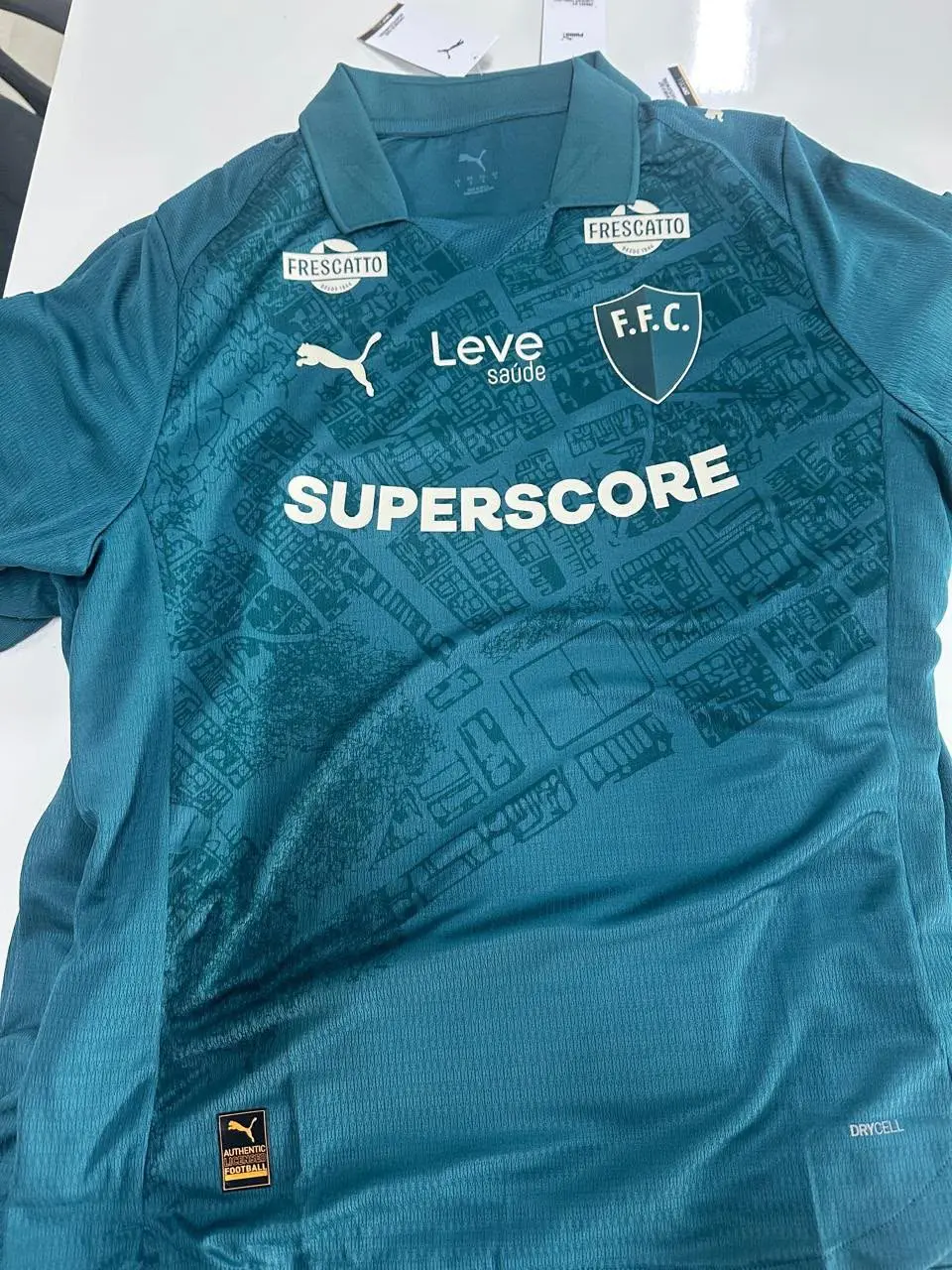 Fluminense joga contra Coritiba no Maracanã, hoje, às 21h30, com mudança de patrocinador. A marca Superbet troca pela S…