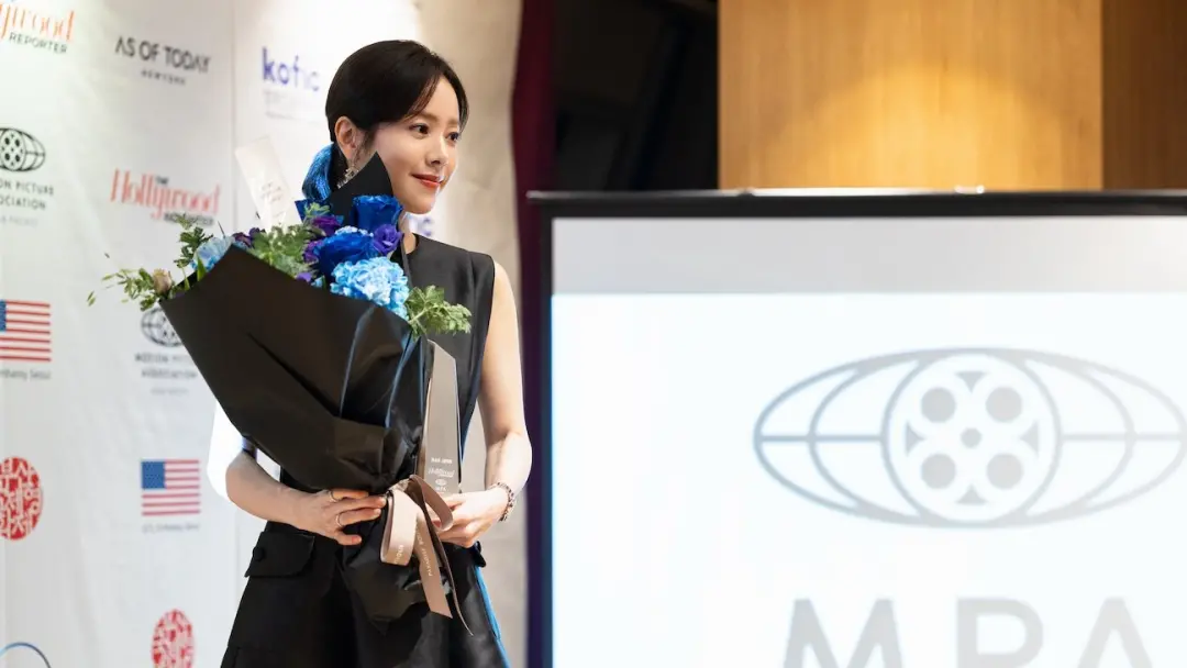 Han Ji-min ganhou o prêmio pioneiro no gala de Busan, celebrando laços criativos entre Hollywood e Coreia. A valorizaçã…