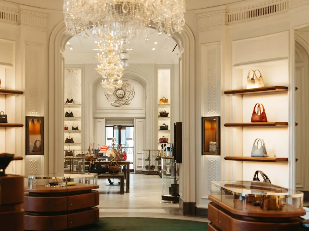 Bergdorf Goodman, loja de departamentos em Nova York, quer voltar à era de ouro, vendendo itens como botas de US$ 1.500…