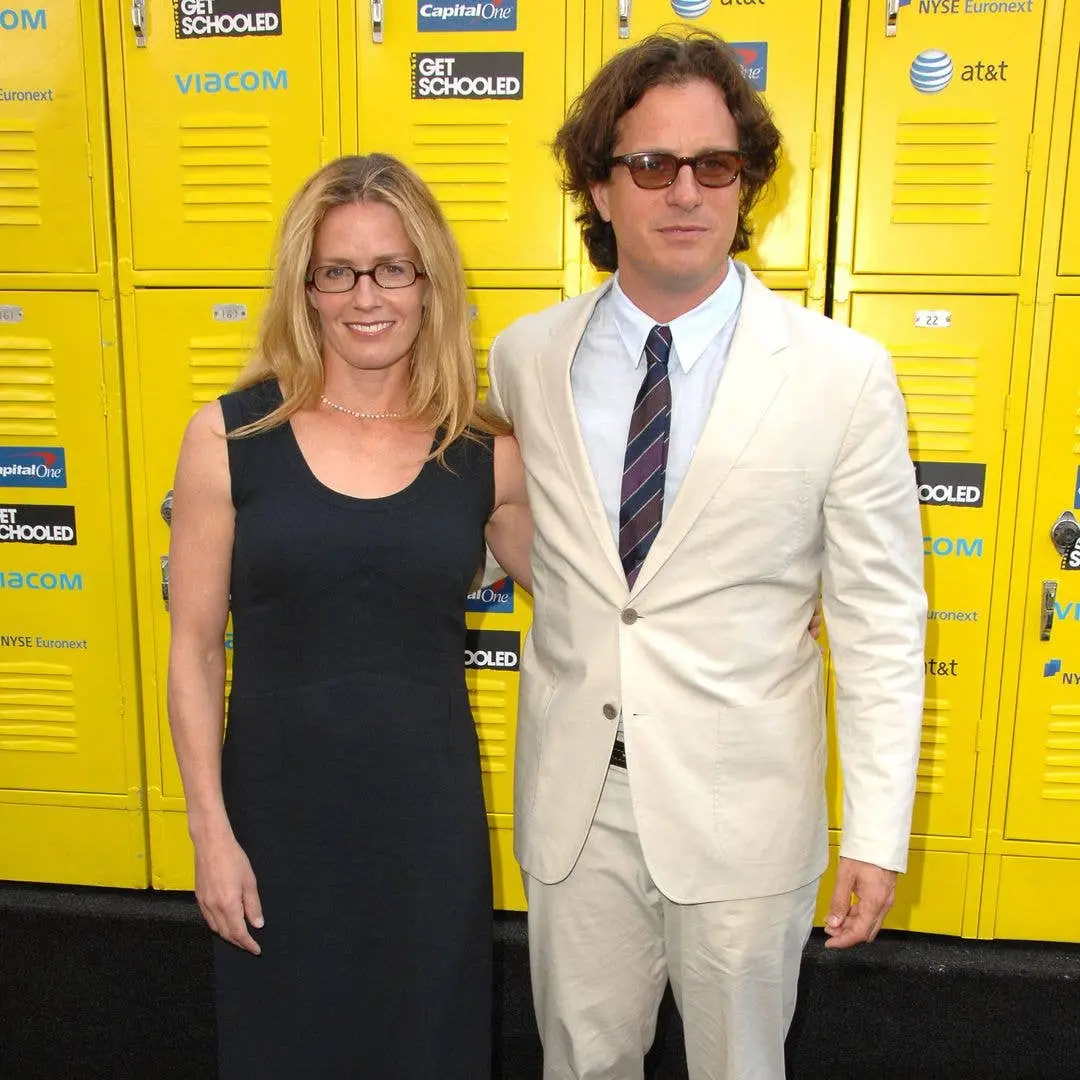Elisabeth Shue, exestrela de Karate Kid, divide três filhos com Davis Guggenheim. Essa união duradoura demonstra que a …