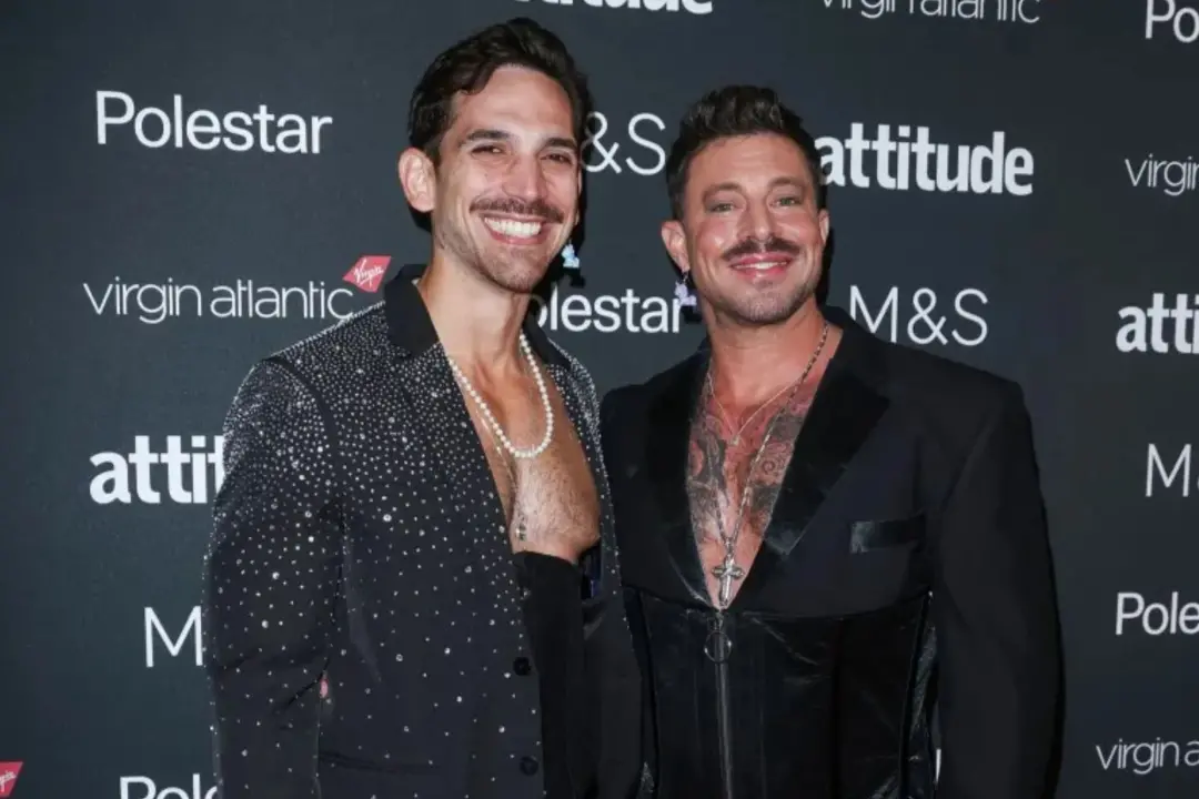 Duncan James fez estreia no tapete vermelho com Alexander Roque no Attitude Awards. Achei interessante que ele comparti…