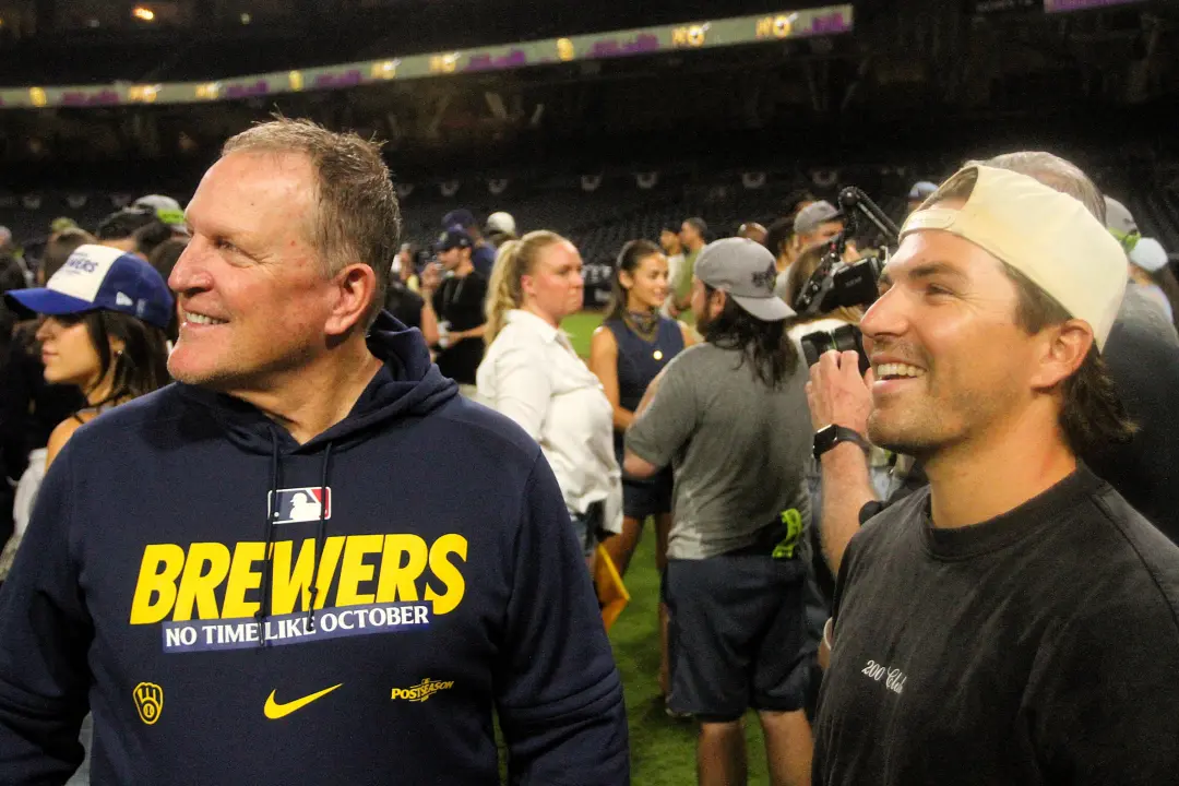 Petco Park viu caos depois da vitória dos Brewers no Game 4, garantindo a série contra os Padres. Aquele espaço apertad…