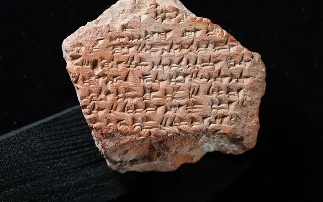 Fragmento de 3.300 anos em Hattuşa mostra parte do Tratado de Paz de Kadesh entre Hititas e Egípcios. A descoberta de n…