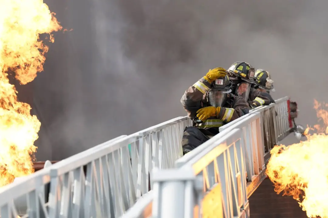 Joe Cruz teve um sofrimento sério durante o incêndio no armazém, quando achou sete pessoas presas atrás de uma parede d…