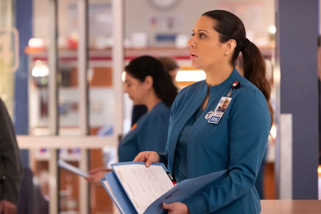 Chicago Med, na estreia da temporada 12, mostrou a confusão do hospital sem Sharon Goodwin, já que ela enfrentava acusa…