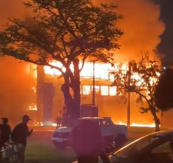 Incêndio causou grandes danos no prédio da UFPE que abriga laboratórios de farmácia, informática e genética em Recife. …