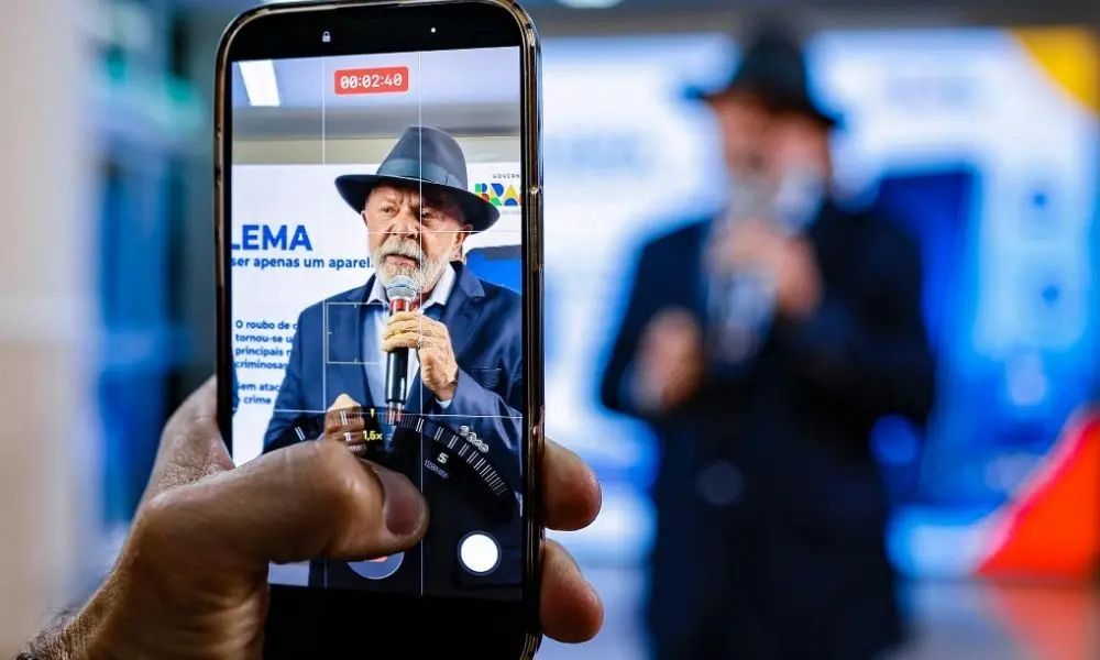 Lula investiu R$ 2,69 milhões em redes sociais no primeiro turno, enquanto Flávio Bolsonaro gastou R$ 9 milhões, segund…