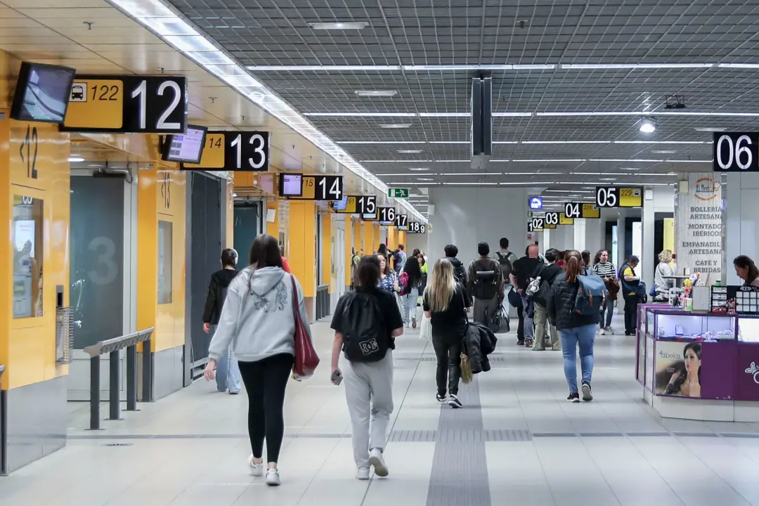 Caos no intercambiador de Avenida de América em Madrid por avaria de um ônibus. Centos usuários se aglomeraram na rua, …