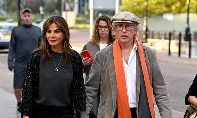 Steve Coogan e Katy Kamaee foram vistos de mãos dadas em Manchester. É um movimento simples, mas mostra que a gente con…
