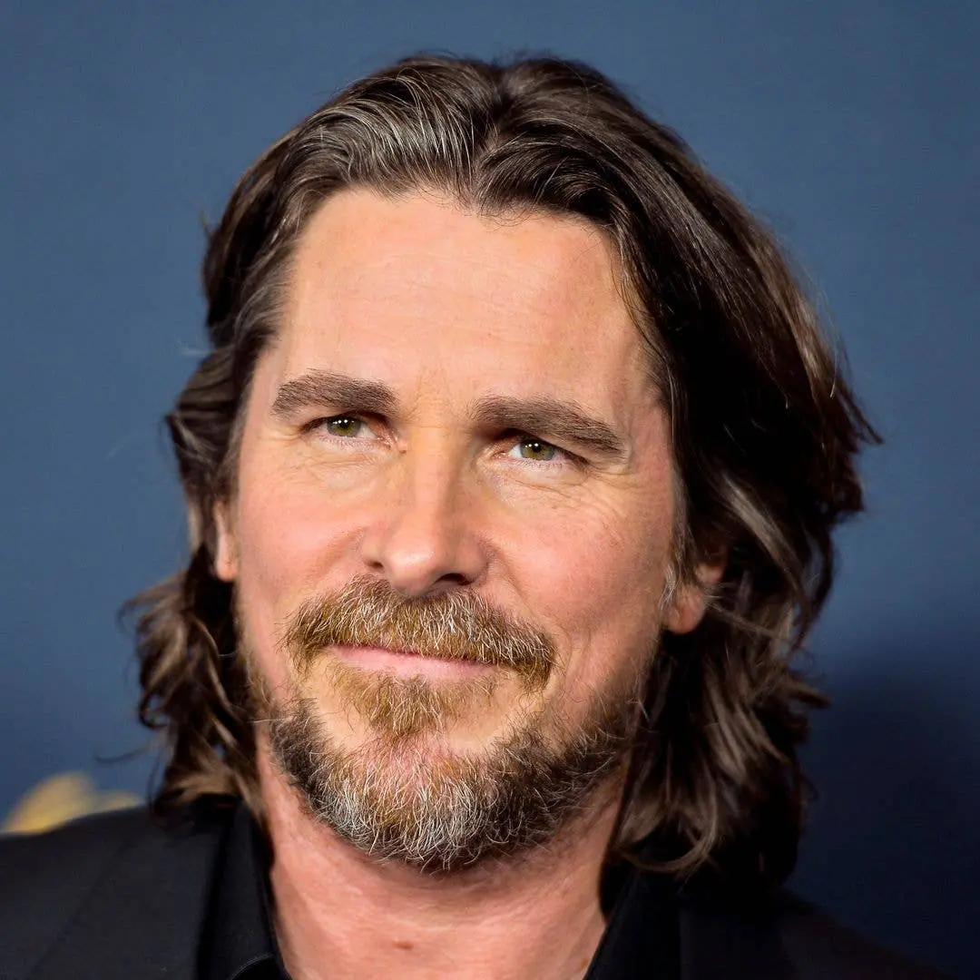 Christian Bale quase inreconhecível no novo papel como Al Davis, chefe dos Oakland Raiders, no drama esportivo Madden, …