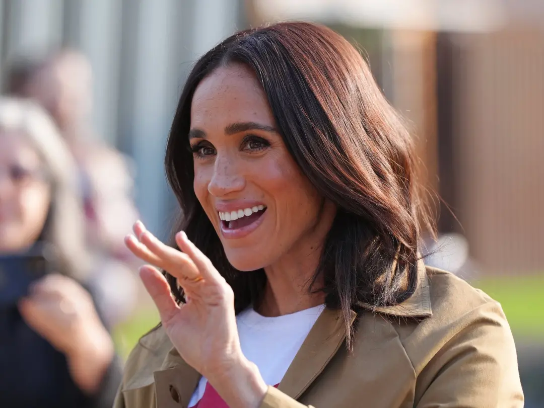 Meghan Markle manteve perfil baixo no Reino Unido após o retorno, evitando o foco da mídia mesmo após chegar. Parece qu…